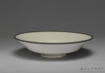 图片[2]-Plate with incised decoration of paired waterfowls in white glaze, Ding ware, Song dynasty (960-1279)-China Archive